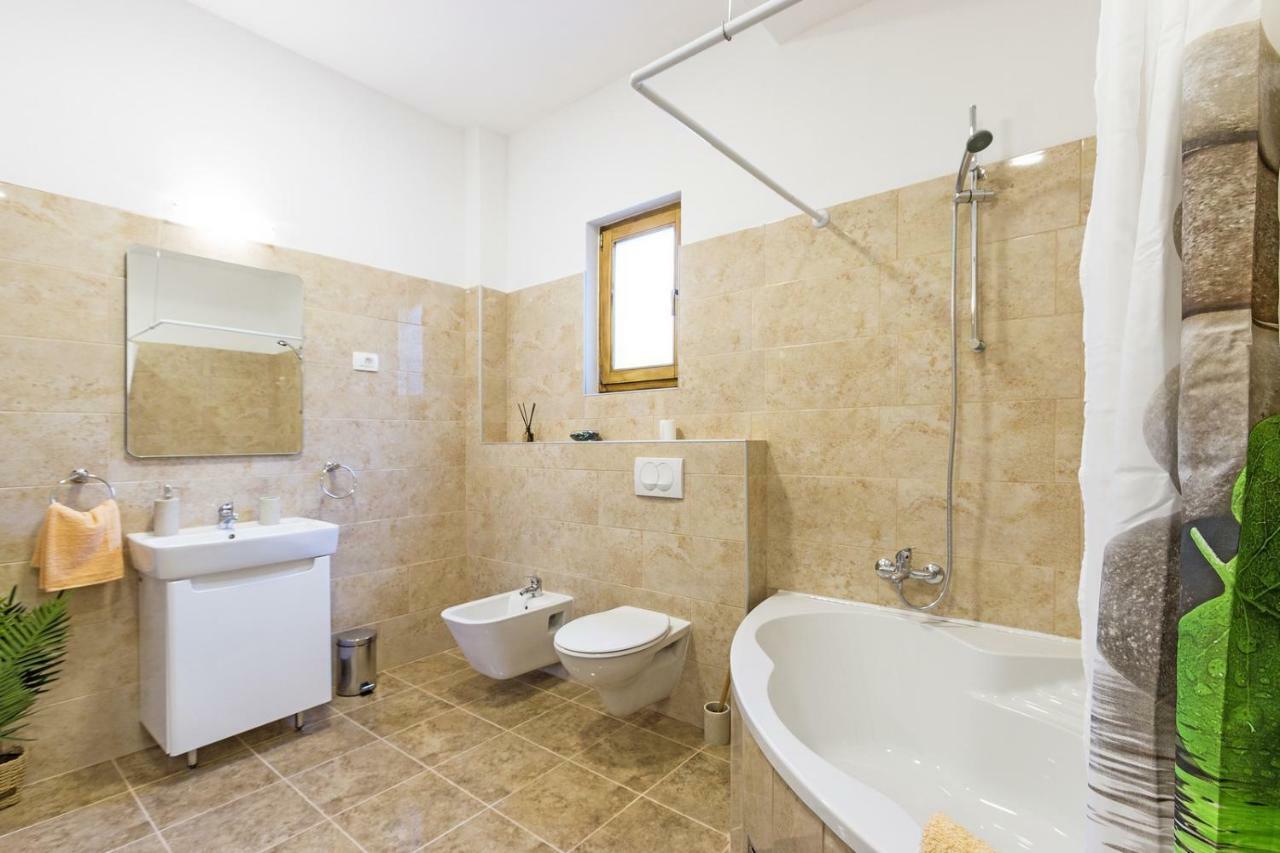 Cozy Apartment 10 Min From The Beach Pola Esterno foto