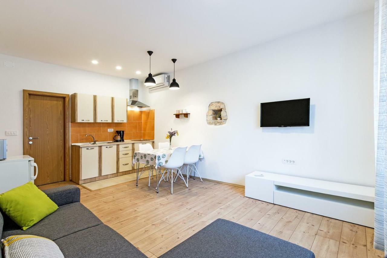 Cozy Apartment 10 Min From The Beach Pola Esterno foto