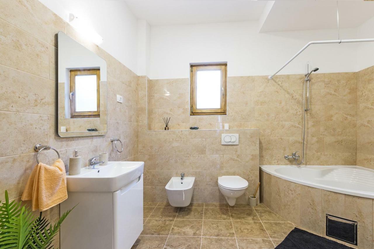 Cozy Apartment 10 Min From The Beach Pola Esterno foto